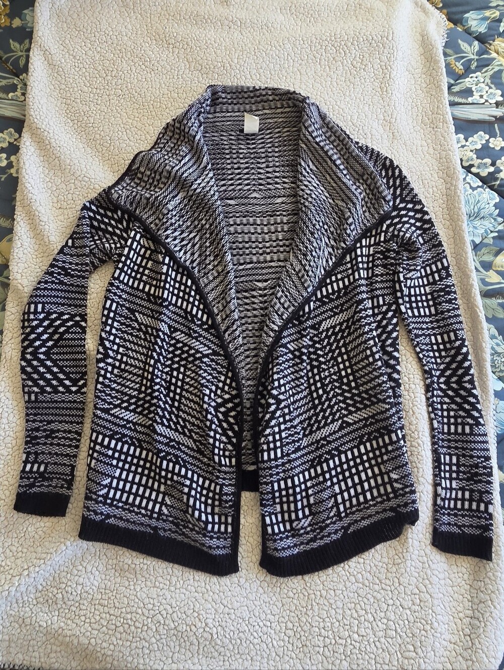 ALLOY Apparel Black & White Geometric Open-Front Cardigan